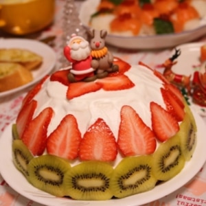 クリスマスに苺ムースのドームケーキ